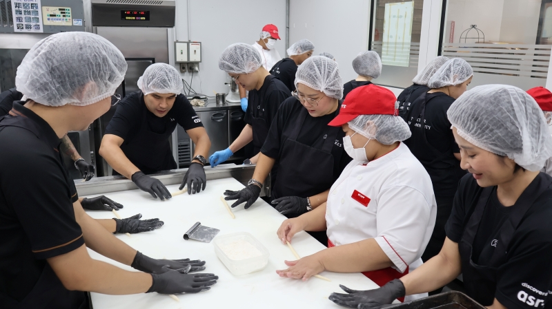 ผู้เข้าร่วมนวดแป้งร่วมกับพนักงานคนพิการ