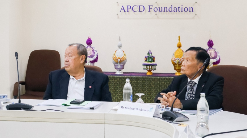 นายขรรค์ ประจวบเหมาะ เหรัญญิกและกรรมการมูลนิธิ APCD (ซ้าย) และนายศรีภูมิ ศุขเนตร รองประธานกรรมการมูลนิธิ APCD (ขวา) รับฟังการรายงานของฝ่ายงานธุรกิจที่คนพิการมีส่วนร่วม