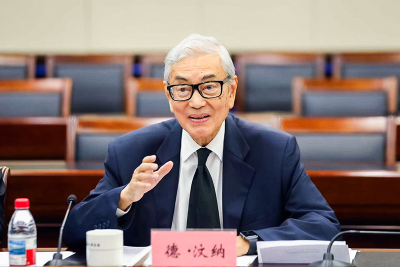 ภาพที่ 3: คุณเตช บุนนาค กำลังพูดในที่ประชุม