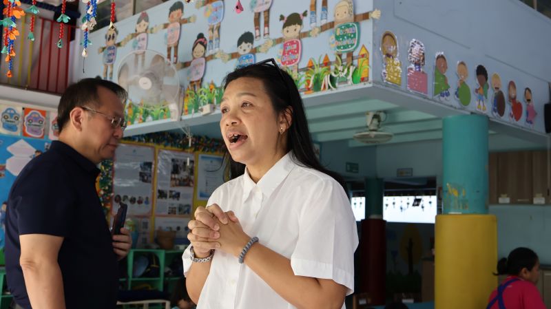 Picture 4: Ms. Wilailekha Somprach, Manager of APCD 60+ Plus Projects, speaks to the children