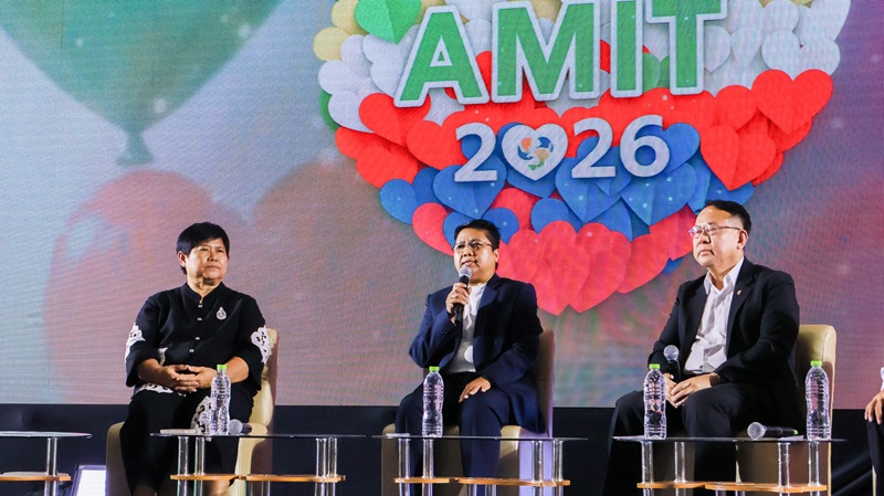 ภาพที่ 4: คุณพานิณี สุขสอาด นักวิเคราะห์นโยบาย และแผนจากกลุ่มส่งเสริมการจ้างงานคนพิการ กองกองทุนและส่งเสริมความเสมอภาคคนพิการจาก กรมส่งเสริมและพัฒนาคุณภาพชีวิตคนพิการ ตอบคำถามขณะที่คณะวิทยากรรับฟัง