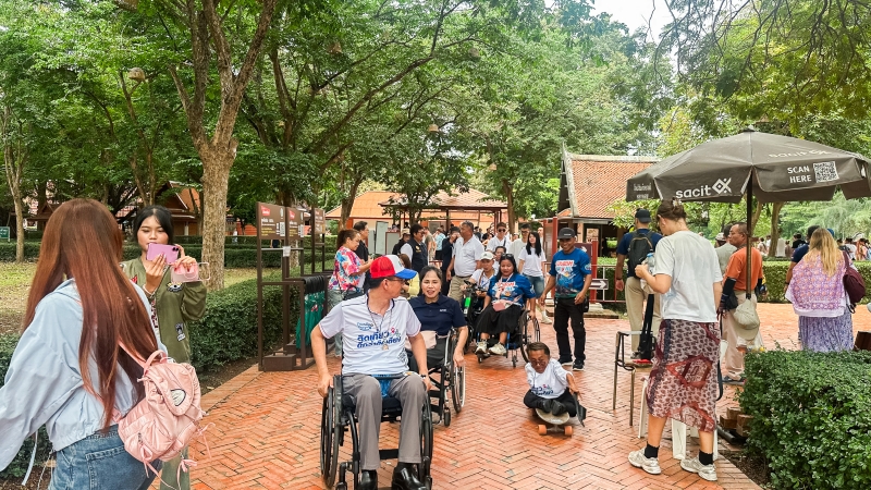Picture 4: Participants tour the site in Phra Nakhon Si Ayutthaya in wheelchairs