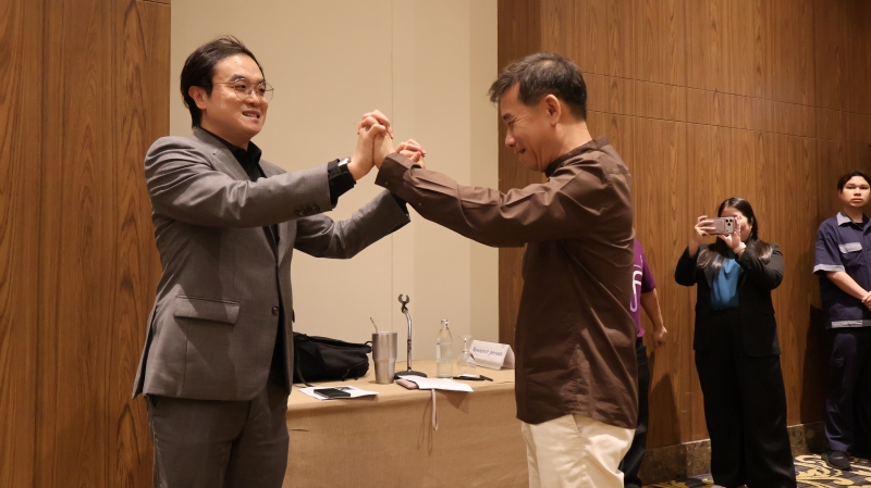 นายคณิน ตั้งเติมพงษ์ (ซ้าย) และ นายอัษฎางค์ สุขวิเศษ (ขวา) เข้าร่วมกิจกรรมที่โรงแรมเซ็นทารา ไลฟ์ ศูนย์ราชการและคอนเวนชันเซ็นเตอร์ แจ้งวัฒนะ