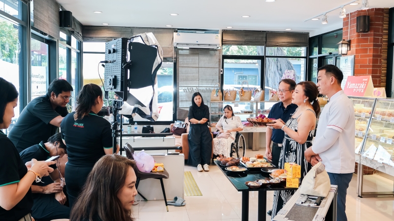 คุณรพีพรรณ เหลืองอร่ามรัตน์ พิธีกรรายการ แนะนำสินค้าขายดีของโครงการ 60 พลัส+ เบเกอรี่, ช็อกโกแลต คาเฟ่ แก่ผู้ชม