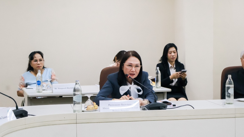 นางสาวสนธยา บุณยภูษิต อธิบดีกรมส่งเสริมและพัฒนาคุณภาพชีวิตคนพิการ เสนอข้อคิดเห็นหลังจากการรายงานของฝ่ายงานธุรกิจที่คนพิการมีส่วนร่วม