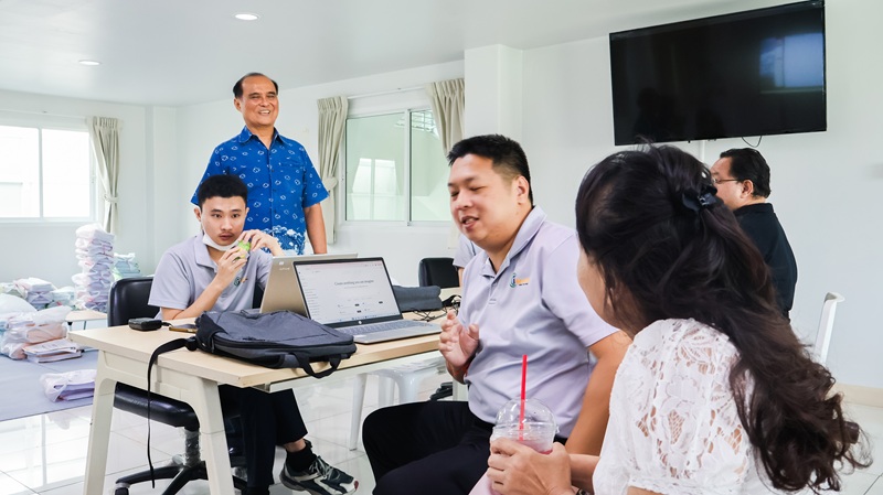 Picture 4: Ms. Nongnuch Maytarjittipun (right, seated in a wheelchair) talks with Mr. Angkru Chongsthapornsuk (center), staff member (left) and Mr. Pramote Thammasaroch (standing behind a staff member) 