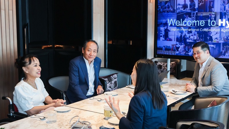 Picture 4: Ms. Nongnuch Maytarjittipun (left, seated in a wheelchair) and Mr. Sammy Carolus (left) speak with Ms. Ichigi Akari (right) and Mr. Narinthon Jaiyen (right)