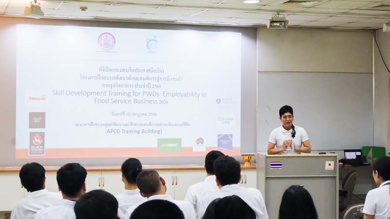 Picture 4: The trainee representative delivers a thank-you speech