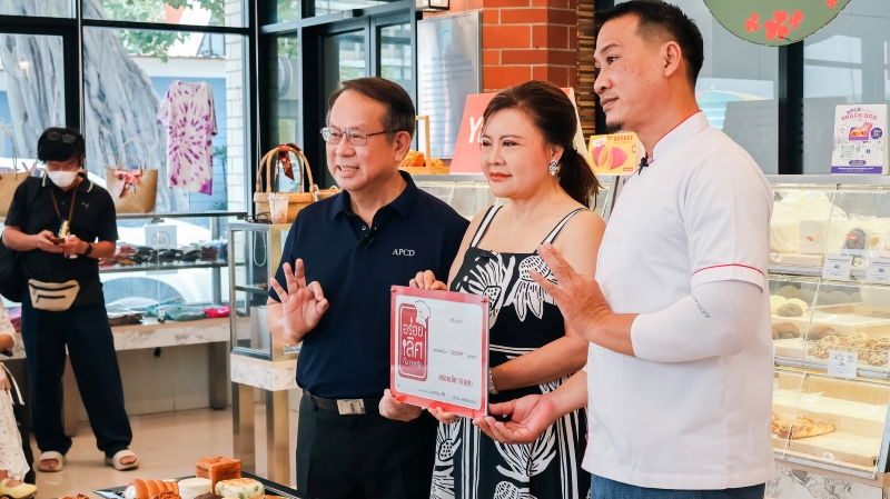 คุณรพีพรรณ เหลืองอร่ามรัตน์ พิธีกรรายการ มอบป้ายรับรอง "อร่อยเลิศกับคุณหรีด" แก่โครงการ 60 พลัส+ เบเกอรี่, ช็อกโกแลต คาเฟ่