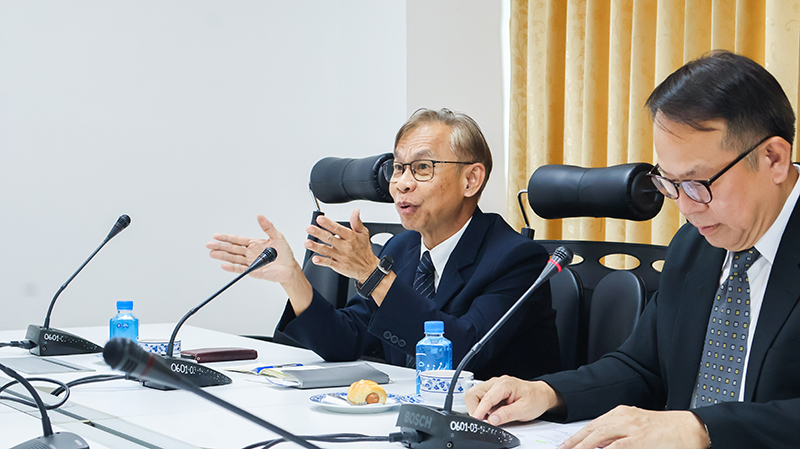 Picture 5: Mr. Somchai Rungsilp (center) speaks during the meeting while Mr. Piroon Laismit (right) listen attentively