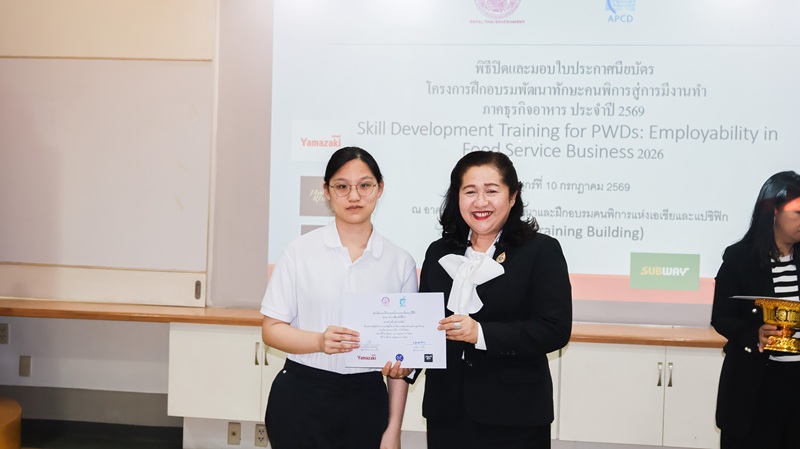 Picture 5: Ms. Pinya Chamroonsat, Deputy Director-General, Department of Empowerment of Persons with Disabilities (DEP), Ministry of Social Development and Human Security (right) gives a certificate to a female trainee (left)