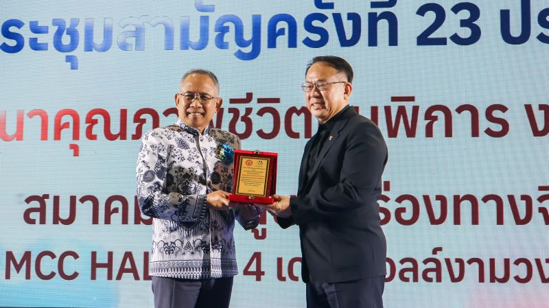 Picture 6: Mr. Piroon Laismit (right) receives award from Mr. Kantapong Rangsesawang (left)