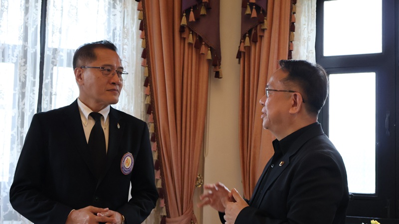 Picture 6: Mr. Weerasak Kowsurat (left) speaks with Mr. Piroon Laismit (right)