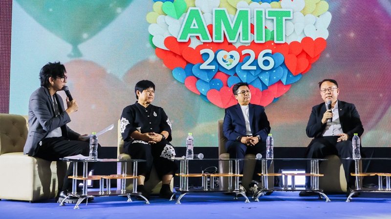 ภาพที่ 6: นายพิรุณ ลายสมิต ผู้อำนวยการบริหาร APCD ตอบคำถามขณะที่คณะวิทยากรรับฟัง