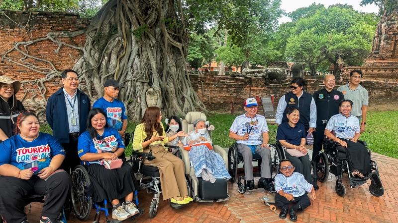 Picture 6: Participants pose for a group photo at a famous site in Phra Nakhon Si Ayutthaya