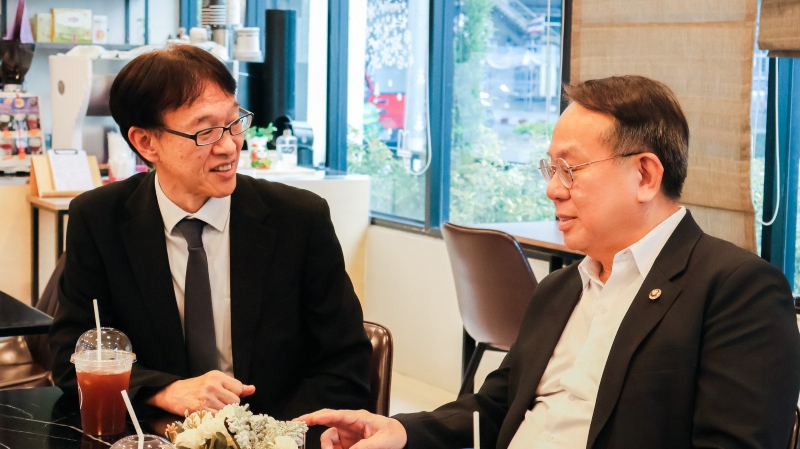 Mr. Piroon Laismit, Executive Director of APCD (right), shares his insights on empowering persons with disabilities with Mr. Shunsuke Sakudo, Chief Representative of the JICA Thailand Office (left).