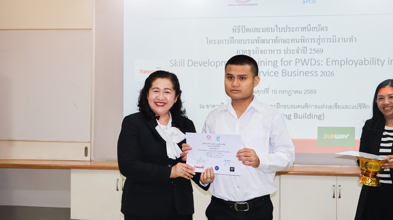 Picture 6: Ms. Pinya Chamroonsat, Deputy Director-General, Department of Empowerment of Persons with Disabilities (DEP), Ministry of Social Development and Human Security (left) gives a certificate to a male trainee (right)