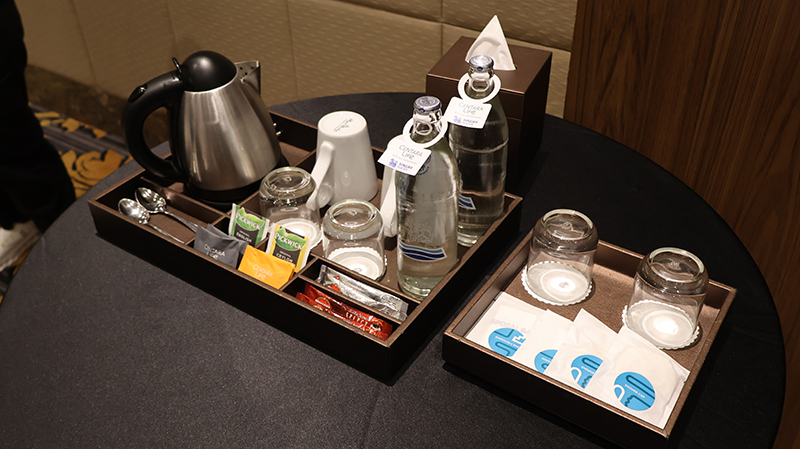 ภาพที่ 7: กาต้มน้ำ, ช้อนชา, แก้วกาแฟ, แก้วน้ำ, ขวดน้ำ, ถุงชา, ซองกาแฟ จัดวางอย่างเรียบร้อย