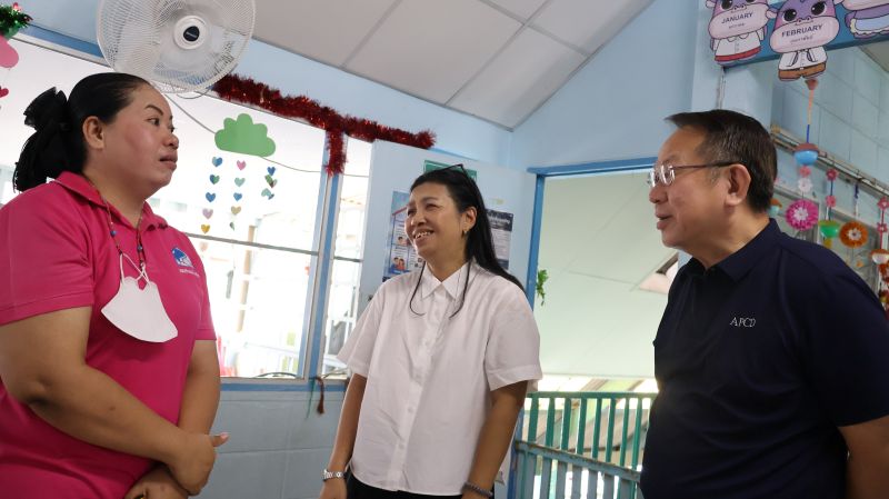 Picture 7: Mr. Piroon Laismit (right) and Ms. Wilailekha Somprach (center) speak with a staff member (left)