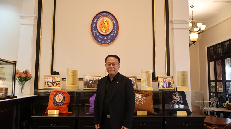 Picture 7: Mr. Piroon Laismit, Executive Director of APCD, poses for a photo
