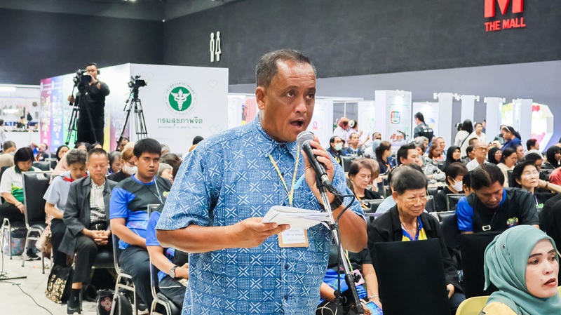 ภาพที่ 7: ผู้เข้าร่วมงานชายถามคำถามกับวิทยากร