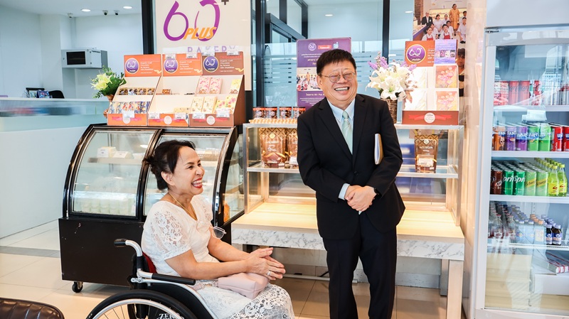Picture 7: Ms. Nongnuch Maytarjittipun (left, seated in a wheelchair) and Mr. Jerry C. J. Chou (right) laugh during the conversation