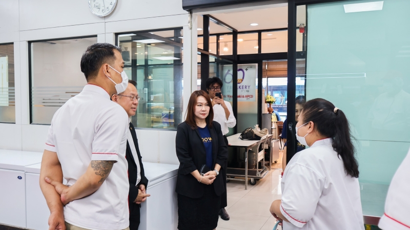 Picture 7: A visually impaired worker from the APCD 60+ Plus Projects shares her experience with representatives from the Thai Credit For Society Foundation