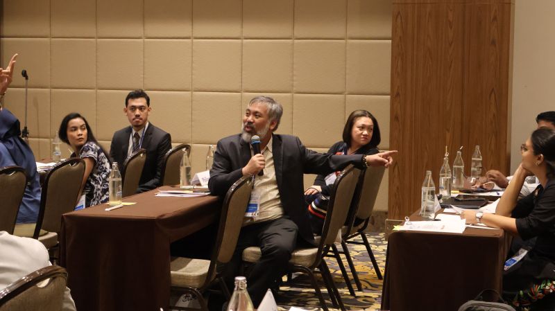 The participant from Philippines introduces himself during the icebreaking activity. 