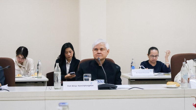 ศาสตราจารย์วิริยะ นามศิริพงศ์พันธุ์ คณะกรรมการมูลนิธิ APCD  รับฟังการรายงานของฝ่ายจัดการข้อมูลและความรู้