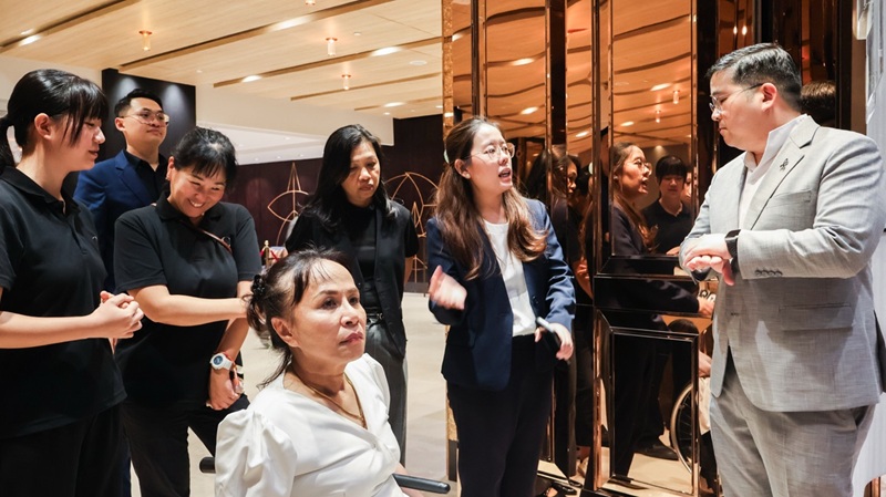 Picture 7: From left to right, Ms. Fujihara Aika, Ms. Yamamoto Saeko, Ms. Wilailekha Somprach, Ms. Nuntaporn Sittidetboripat, Mr. Narinthon Jaiyen with Mr. Pongsawat Wongsakthaworn (background) and Ms. Nongnuch Maytarjittipun (in front of everyone, seated in a wheelchair)