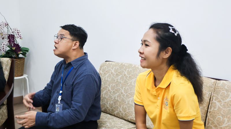 Picture 7: Mr. Watcharapol Chuengcharoen (left) speaks during the discussion while Ms. Siriporn Praserdchat (right) listens.