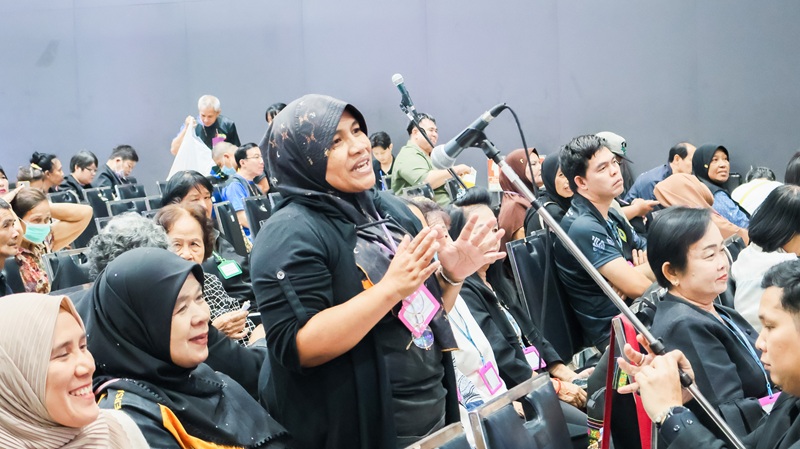 ภาพที่ 8: ผู้เข้าร่วมงานหญิงถามคำถามกับวิทยากร