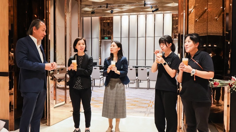 Picture 8: From left to right, Mr. Sammy Carolus, Ms. Komahashi Rie, Ms. Ichigi Akari, Ms. Fujihara Aika, and Ms. Yamamoto Saeko