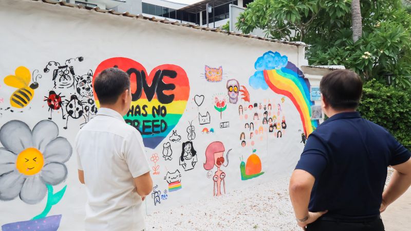 Picture 8: Mr. Piroon Laismit (right) and Mr. Asdang Sukwises (left) look at the graffiti