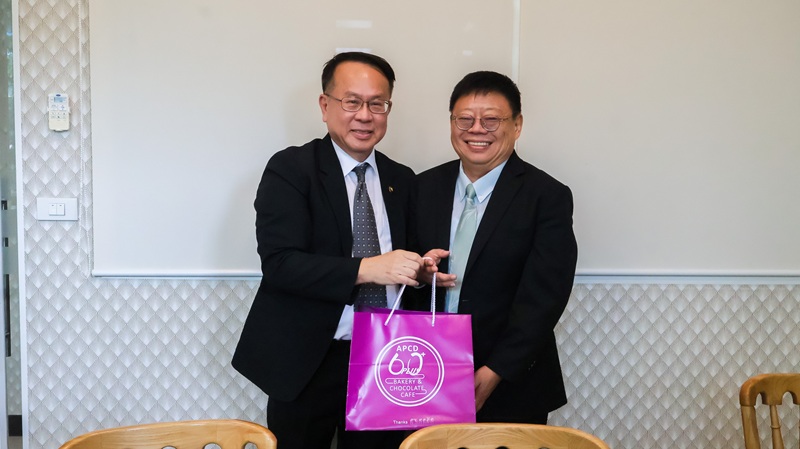 Picture 9: Mr. Piroon Laismit (left) gives a souvenir to Mr. Jerry C. J. Chou (right) as a token of gratitude