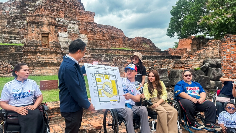 Picture 9: Mr. Krisana Lalai presents a universal design to Mr. Archawan Kongkanant, Deputy Executive Director, Central Region, Tourism Authority of Thailand (TAT)