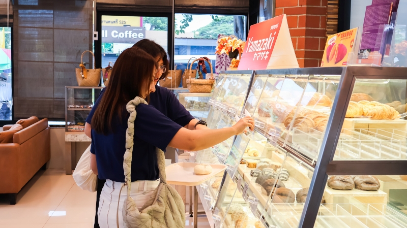 Picture 9: The representatives from the Thai Credit For Society Foundation select breads to purchase