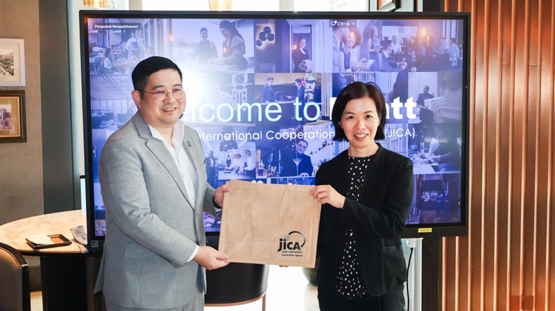Picture 9: Mr. Narinthon Jaiyen (left) receives a gift from Ms. Komahashi Rie (right)