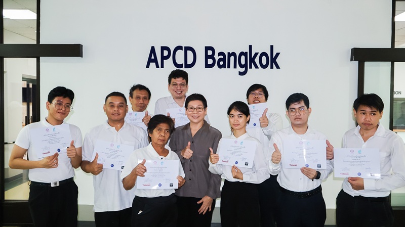 Picture 9: The participants pose for a group photo showing their certificates 