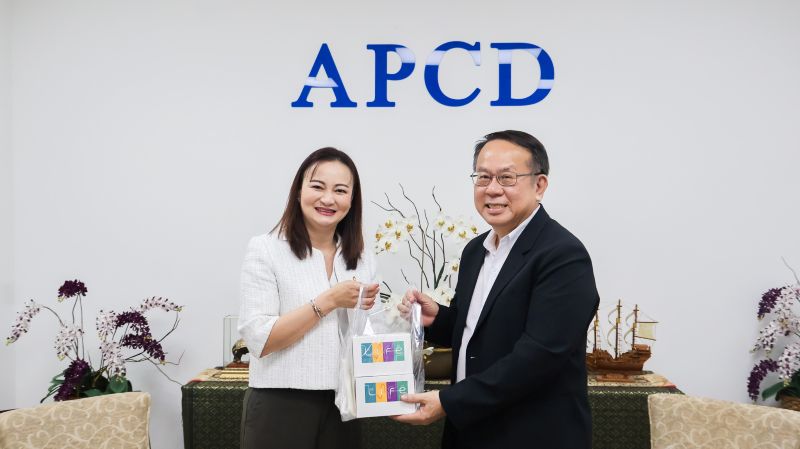Picture 9: Mr. Piroon Laismit (right) receives souvenirs from Ms. Kanchana Ruangsiriwichayakul (left)