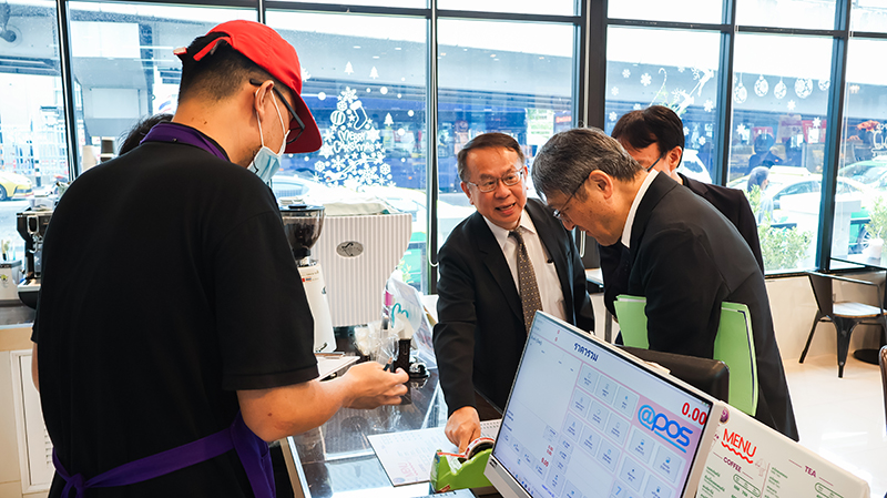 Picture 10: Mr. Piroon Laismit (center) together with Mr. KOBAYASHI Hiroyuki (right) and Mr. SAKUDO (right side of Mr. Piroon Laismit) order beverages at APCD 60+ Bakery and Chocolate Café