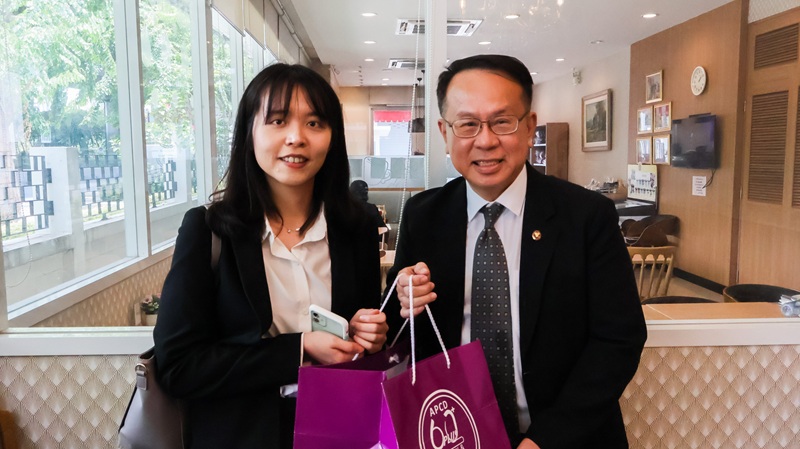 Picture 10: Mr. Piroon Laismit (right) gives a souvenir to Ms. Tsai Yi-Chen (left) as a token of gratitude
