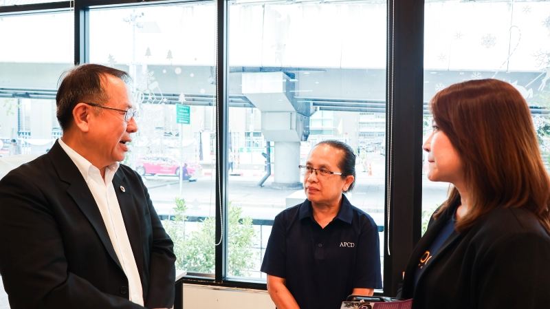 Picture 10: Ms. Khemruthai Asavanon (right) and Ms. Kularb Gaysornsri (center) listen to Mr. Piroon Laismit (left)