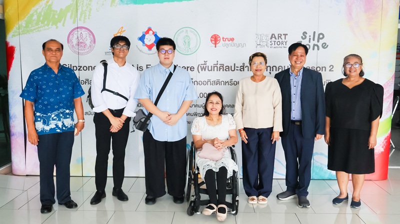 Picture 10: From left to right, Mr. Pramote Thammasaroch, Mr.Krittapol Chamrasromran, Mr. Thanawat Deesawat, Ms. Nongnuch Maytarjittipun (seated in a wheelchair), Ms. Thitirat Chanthayanon, Mr. Chusak Chantayanon, and Ms. Kitchaporn Chuenboon