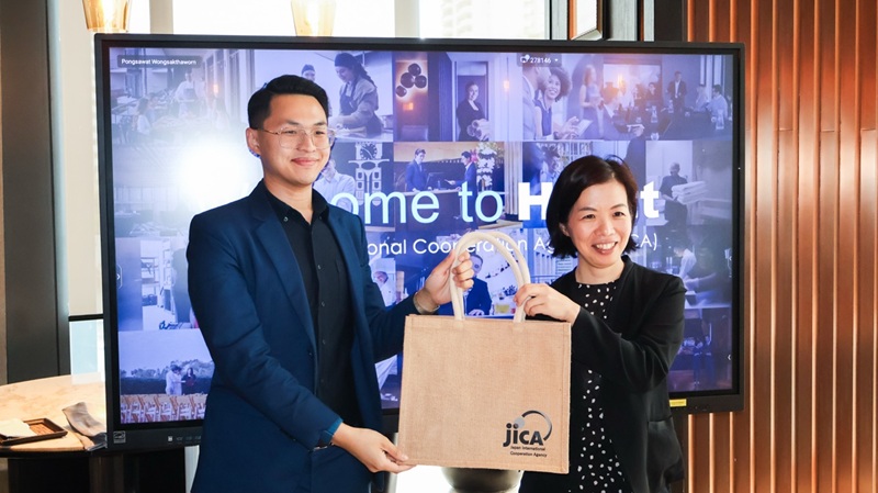 Picture 10: Mr. Pongsawat Wongsakthaworn (left) receives a gift from Ms. Komahashi Rie (right)
