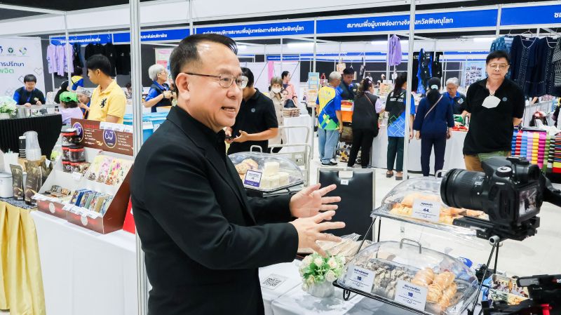 Picture 10: Mr. Piroon Laismit, Executive Director of APCD, introduces the APCD 60+ Plus project booth
