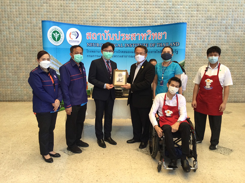 Mr. Piroon Laismit, APCD Executive Director, received a gift from the Prasat Neurological Institute of Thailand.