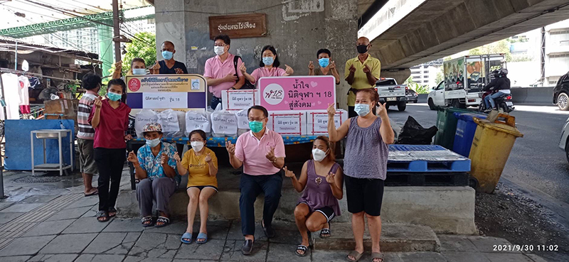 The Chulalongkorn University Alumni Relations batch 18 (Law Chula) donated meal boxes and baked goods for the deaf community under the Rama IX Motorway on 30 September 2021.