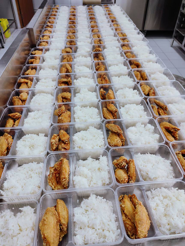 Over 100 lunch boxes with fried chicken wings and steaming rice were prepared by project staff with disabilities and they are ready to be distributed to the deaf community.