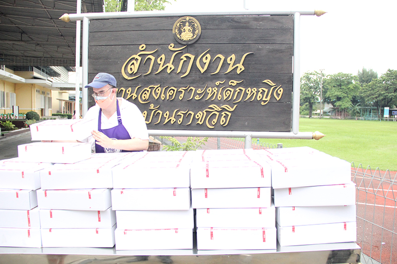 Mr. Christopher Benjakul, APCD’s Public Relations Officer, prepared the snack boxes for the donation.